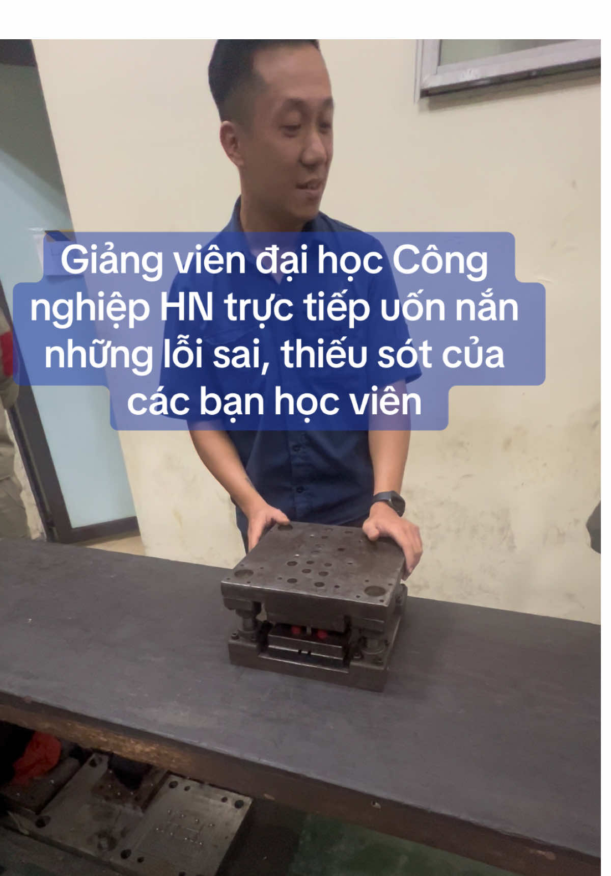 Giảng viên đại học công nghiệp trực tiếp uốn nắn những lỗi sai , thiếu sót của các bạn học viên#cong_ty_hong_ha #xkldhanquoc #visa_E7 #congtyhonghahr 