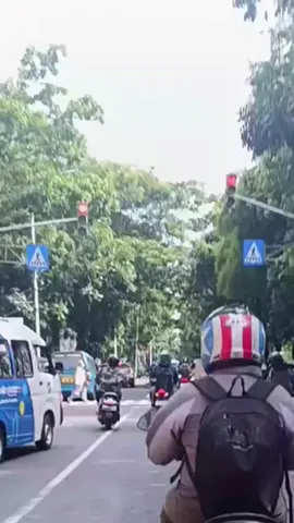 Selalu patuhi rambu-rambu lalu lintas demi keselamatan bersama. Disiplin di jalan bukan hanya soal aturan, tapi juga bentuk kepedulian terhadap diri sendiri & pengguna jalan lainnya.🚦 Ingat, satu detik lengah bisa berakibat fatal - jadi, utamakan keselamatan, bukan kecepatan! VT. @keliling.jalanan #tertiblalulintas #infodepok #jagakarsa 