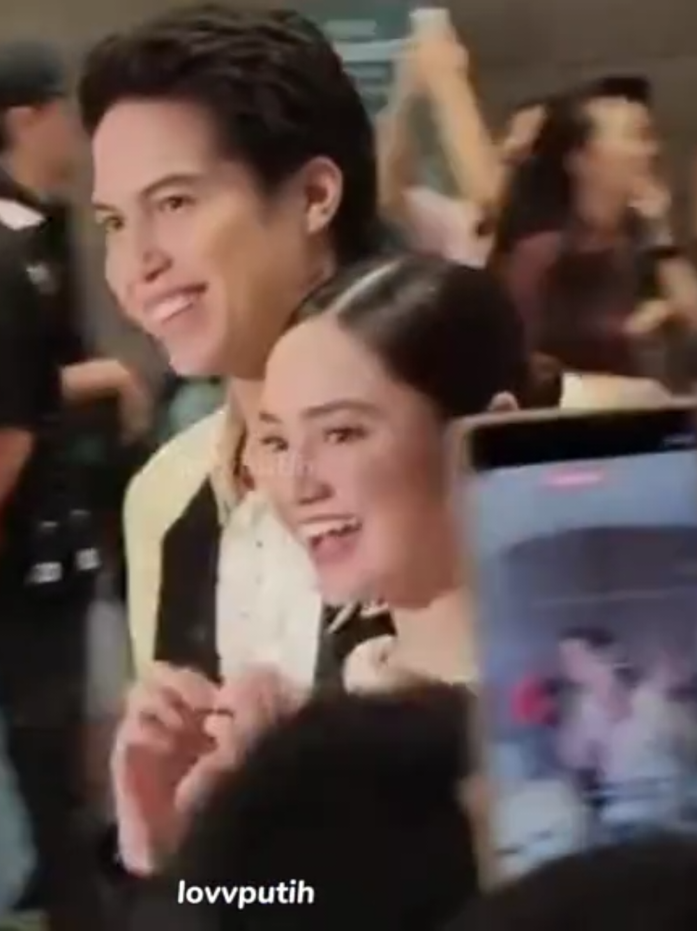 the spotlight✨️ El Rumi & Syifa Hadju menghadiri grand opening #TheCoachRestaurant hari selasa kemarin di Jewel Changi Singapore!  sumber : kepada pemilik video😭🫶 terimakasih sudah berbaik hati memberikan fancam mereka🩷 #ElRumi #SyifaHadju #CoachNY #fyp 