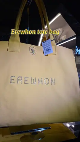 The Swarovski X Erewhon tote bag will be available to purchase from October 29 to November 3, at the Swarovski Masters of Light - Hollywood pop-up $290 dollars 💸 #hollywood #mastersoflight #swarovski #erewhon @Swarovski #erewhon 