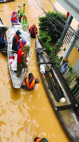 Nhận cứu trợ lụt 2025  Cảm ơn đoàn từ thiện rất nhiều ❤️ #75huế #lulutmientrung #xuhuong#videoviralitiktok 