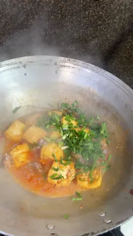 Em Hồng đã làm xong món thịt chó sốt cà chua đậu siêu ngon