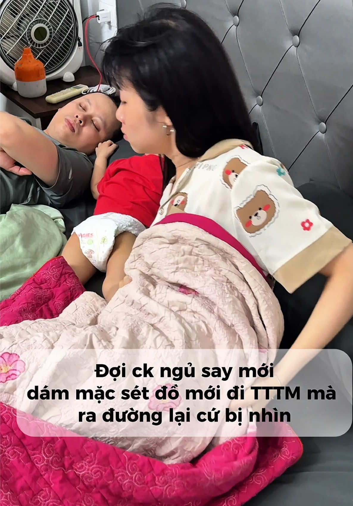 Đợi chồng ngủ say mới dám mặc bộ này đi trung tâm thương mại… mà ra đường ai cũng nhìn 😳 Không biết là do bộ đồ đẹp hay do tôi lố quá nhỉ?#xuhuong #tiktokviral #toptrending #mebimsua 