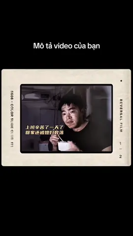 Trằn trọc sớm hôm, lo âu, phiền muộn, tất cả cũng chỉ vì cái mác người đàn ông trưởng thành. Trách nhiệm trên vai đã nặng nề rồi, kéo theo những gánh nặng không rõ hình hài trong lòng cũng lớn dần. Con người thường nói, tuổi trẻ là phải xông pha, bất chấp, điên dại với đời, thỏa mãn những gì mình muốn. Nhưng có những người họ không có lấy một bàn đạp để chống chọi, không có nền tảng gì làm bệ phóng. Thì lấy gì mà thỏa sức vùng vẫy. Họ bắt đầu tất cả từ hai bàn tay trắng, hành trang mang theo chỉ là ý chí sắt đá trong cái nghịch cảnh, cái sự trưởng thành trước tuổi, cái điềm tĩnh, ảm đạm trong bốn bể khó khăn. Hoàn toàn không tồn tại cái cốt lõi là vật chất, hạnh phúc khi sinh ra. Con đường họ đi, ngay từ phút giây đặt chân lên đã chỉ toàn là mơ hồ, vô định, không có một ngọn hải đăng nào dẫn đường chỉ lối. Những ước mơ, hoài bão trở nên xa vời, hiu hắt một chút đốm ánh sáng lúc ẩn lúc hiện. Rồi đành bỏ lại những mục tiêu của riêng mình, những điểm đến từng khát khao muốn có được. Có rất nhiều thứ không cho phép họ được chọn con đường riêng cho mình, họ không có quyền chọn lựa tương lai của cá nhân. Vì sao ư ! Để đến được những điểm dừng chân đó họ cần mất rất nhiều thời gian, cần rất nhiều thứ trong tay. Làm sao có thể thực hiên được khi miếng cơm manh áo họ tính từng ngày, gia đình còn mong mỏi những thứ ngoài lề, họ phải sống vì người khác hơn cho mình, phải nghỉ cho người khác nhiều hơn là dành riêng cho bản thân. Cuộc sống của họ là sự hi sinh, thăng trầm vì người khác, tuyệt nhiên không màng danh lợi cá nhân. Họ thích nghi với những thứ vốn là niềm vui của người khác, hạnh phúc khi người khác hạnh phúc. Còn bản thân, vẫn mãi mãi là kẻ hào sảng đi tìm niềm vui, tự tại giữa lòng người rối ren !!!!! #sweetie_1901 #thoaihay #tamtrang #fyp #viral 