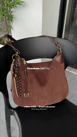 Tulia bag in coffee 🤎🤎 tas cemplang cemplung enak bgt buat daily maupun ngantor. Jgn sampe kehabisan suede bag collection nya @MOSSDOOM  #tuliabag #shoulderbag #mossdoom #mossdoombag #suedebag 