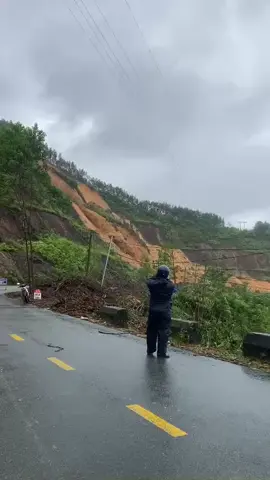 sạc lỡ núi bắc trà my quảng nam