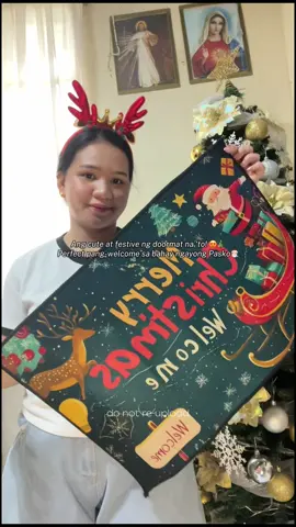 Ang cute at festive ng doormat na ‘to! 😍 Perfect pang-welcome sa bahay ngayong Pasko instant “holiday vibes” ang doorstep mo kapag meron ka nito! 👇🏻🎄❤️💚 #ChristmasHomeDecor #PaskongPinoyVibes