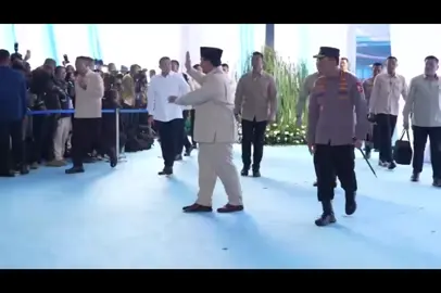 Presiden Prabowo Subianto memberikan apresiasi atas kinerja Polri yang berhasil mengungkap dan memusnahkan 214,84 ton narkoba senilai lebih dari Rp 29 triliun. Upaya besar ini berhasil menyelamatkan lebih dari 629 juta jiwa dari potensi penyalahgunaan narkoba. Presiden menyampaikan penghargaan kepada seluruh anggota Polri yang telah berperan aktif dalam pemberantasan narkoba di Indonesia. Kapolri Jenderal Listyo Sigit Prabowo menegaskan, langkah ini merupakan bentuk dukungan terhadap misi Asta Cita Presiden Prabowo-Gibran dalam memperkuat pencegahan dan pemberantasan narkoba. #PresidenRI #PrabowoSubianto #PolriPresisi #BersamaBerantasNarkoba #PoldaSulsel #PolriUntukIndonesia