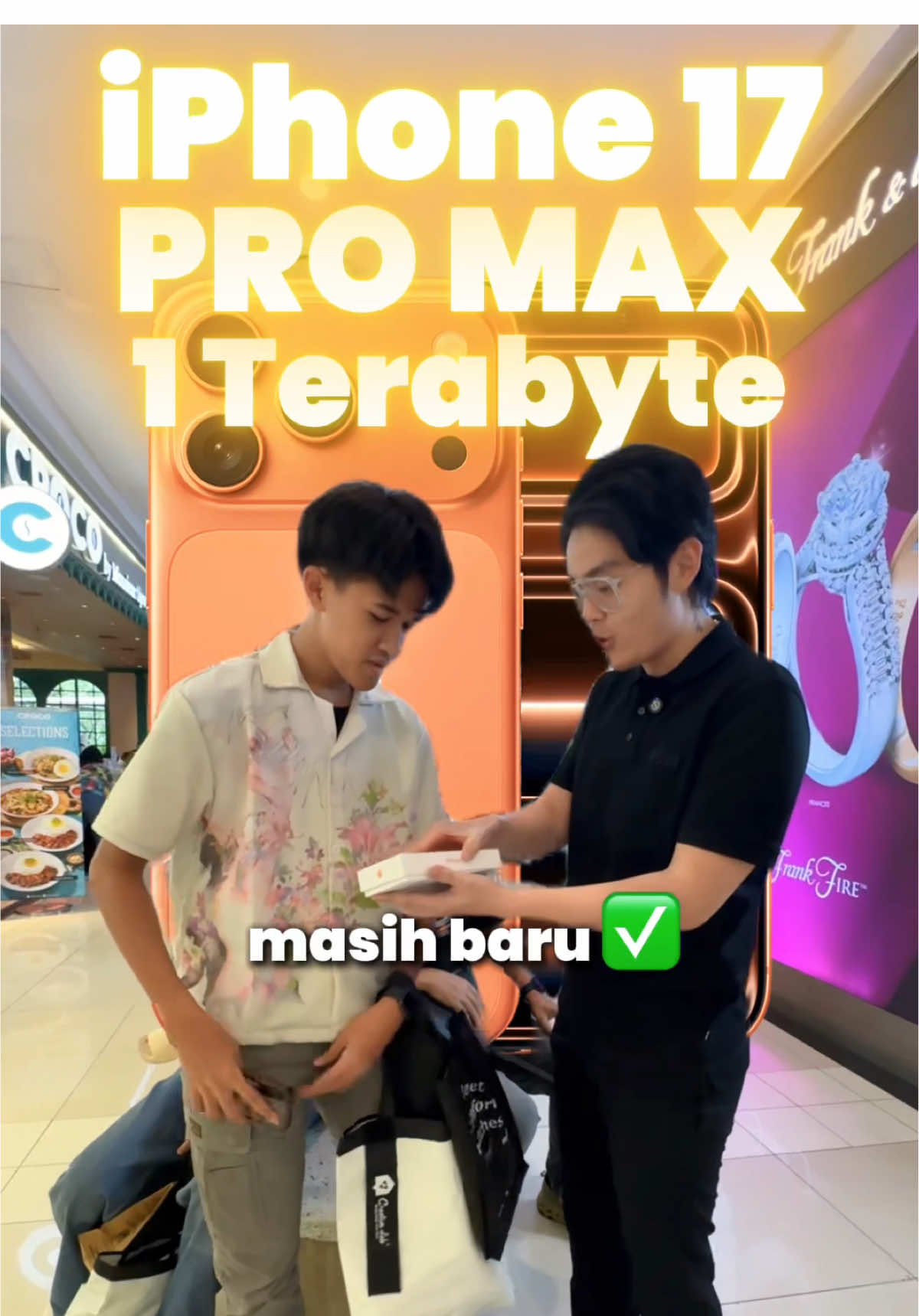 Nyiduk lagi hp termahal didunia 🥰