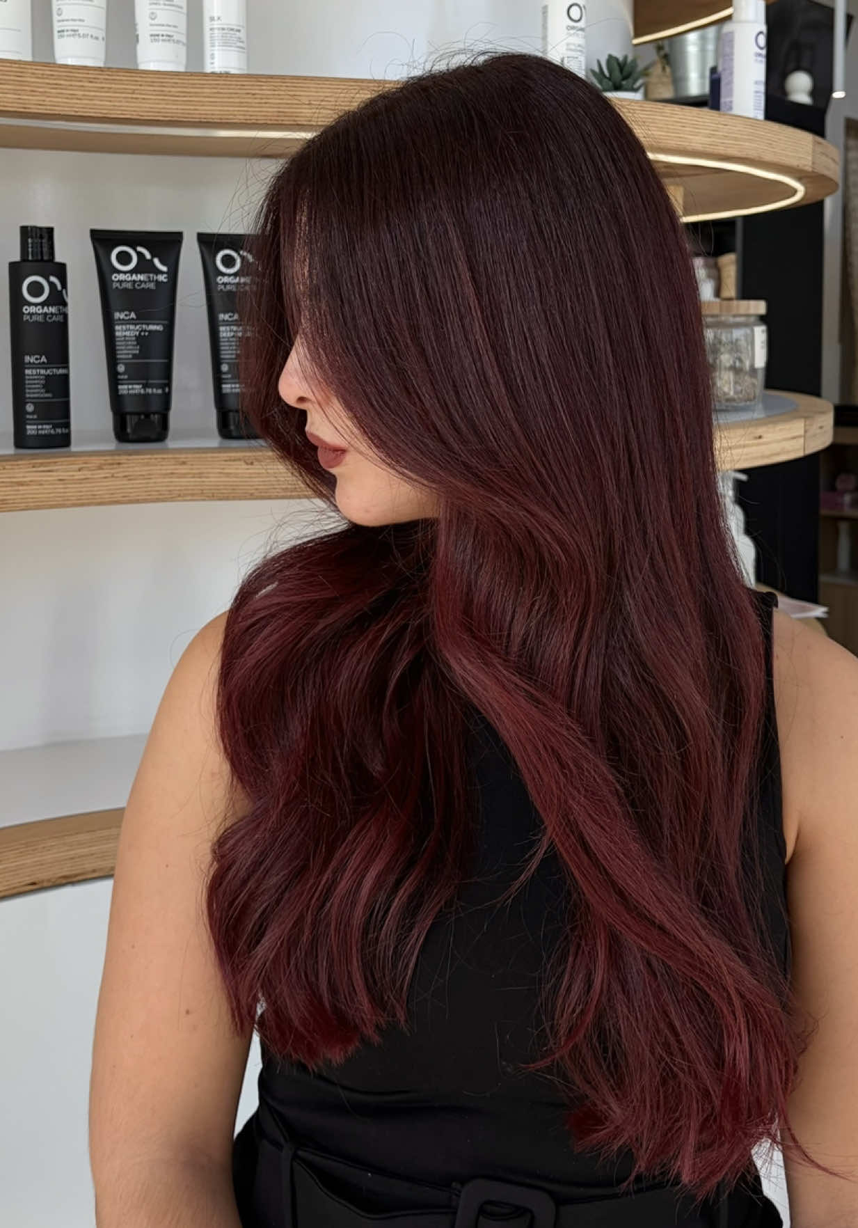 Color & Shine, c’est le forfait idéal pour créer une couleur adaptée à tes envies — toujours sans ammoniaque, sans ingrédients controversés, et formulée à base d’actifs naturels. Une couleur longue tenue, qui brille, qui donne du relief… et surtout l’effet wow dès la première seconde. Alors, prête à nous parler de ton projet ? Viens nous montrer tes cheveux, on étudie ensemble ce qu’il est possible de faire, selon ton envie, ta base, et ton entretien idéal. Nous sommes plus réactifs sur Instagram — envoie-nous tes photos directement en DM pour recevoir un premier avis. Prestation réalisée par Gwen – La Récréation Montpellier.#coiffeursbeziers #larecreationcoiffure #montpellier #balayagemontpellier #montpellier 