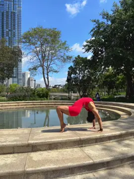 #xuhuong #thanhxuancuatoi #Yoganhipsongtrenhatrang #durgayogalinhhoang #yogamuonnoi.Khi nước đục, người ta không khuấy lên để nó trong lại. Người ta chỉ để yên. Rồi bùn sẽ tự lắng xuống, nước sẽ tự trong veo như vốn dĩ nó từng là. Tâm của con người cũng vậy. Khi lòng rối bời, khi mọi thứ xung quanh như cuốn mình vào hỗn loạn, điều cần làm đôi khi không phải là cố gắng kiểm soát hay tìm cách trốn chạy, mà là học cách để yên. Bởi càng vùng vẫy, ta càng khiến dòng nước trong tâm trở nên đục ngầu hơn. Nhưng nếu chịu dừng lại, hít một hơi thật sâu, chấp nhận mọi cảm xúc đang hiện diện - dù là buồn, giận hay tổn thương - thì tất cả rồi cũng sẽ lắng xuống. Bình yên không phải là thứ ta có được khi mọi chuyện đều ổn, mà là khi ta không cần phải gồng mình nữa. Cứ để mọi thứ tự nhiên, và bạn sẽ thấy: hóa ra, sự an tĩnh vẫn luôn ở đó - chỉ là trước giờ ta quá ồn ào nên chẳng nghe được tiếng lòng mình. St🖤