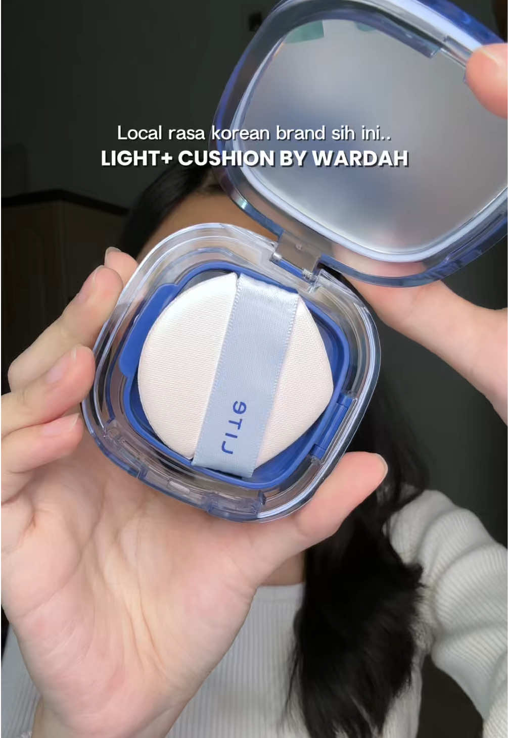 Kulit gw super dry, jadi cocok bgt pake cushion yg infused skincare kayak gini. Sering bgt dpt compliment tiap bawa cushion ini karna packagingnya yg super unique and fresh!🩵🤍 @lightplus #cushionviral #cushionlightplus #lightplus 