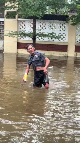 bão lũ chi thì cũng kệ .mình cứ chai tửu là say không cần biết kkkk