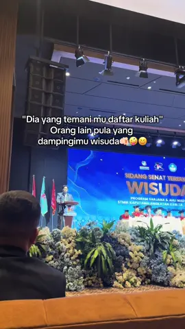 Mana nih yang nemenin dari maba sampai sarjana🫵🏻🤪 #fyp #wisuda #medan #graduation 