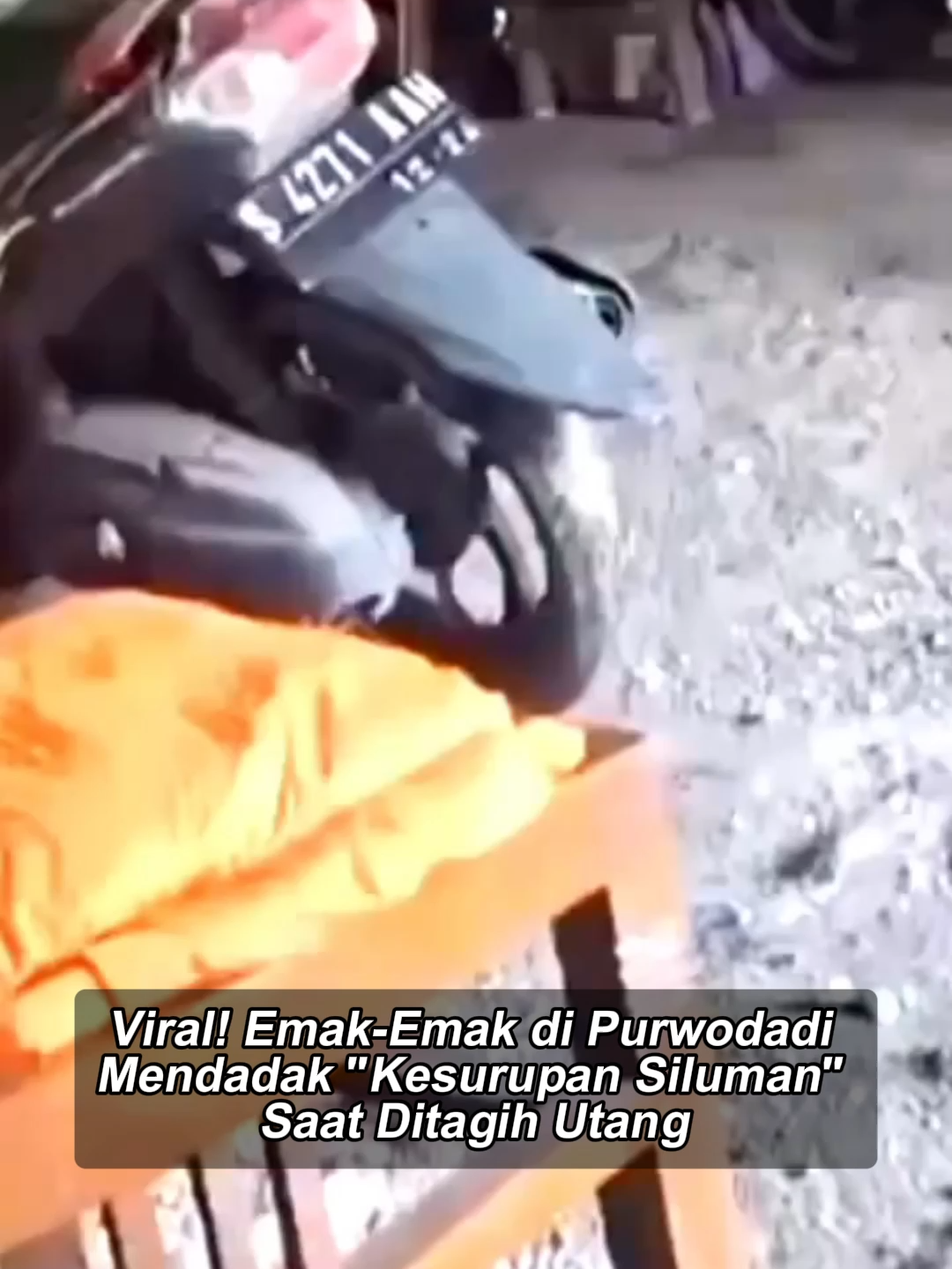 Sebuah video lucu sekaligus menggelitik viral di media sosial, menampilkan aksi seorang emak-emak di Purwodadi, Jawa Tengah, yang tiba-tiba bertingkah seperti kesurupan saat hendak ditagih utang. Diduga, aksinya tersebut dilakukan untuk menghindari kewajibannya membayar cicilan kepada petugas penagih utang. Dalam rekaman yang beredar luas, terlihat seorang petugas dari lembaga keuangan yang diduga 