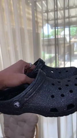 Crocs Classic glitter black✨🖤 Pliss sekece itu yaa🤩 Stay tune komen siapa yg mau artikel ini bosku🤭 #crocs #classic #glitter #black #original 
