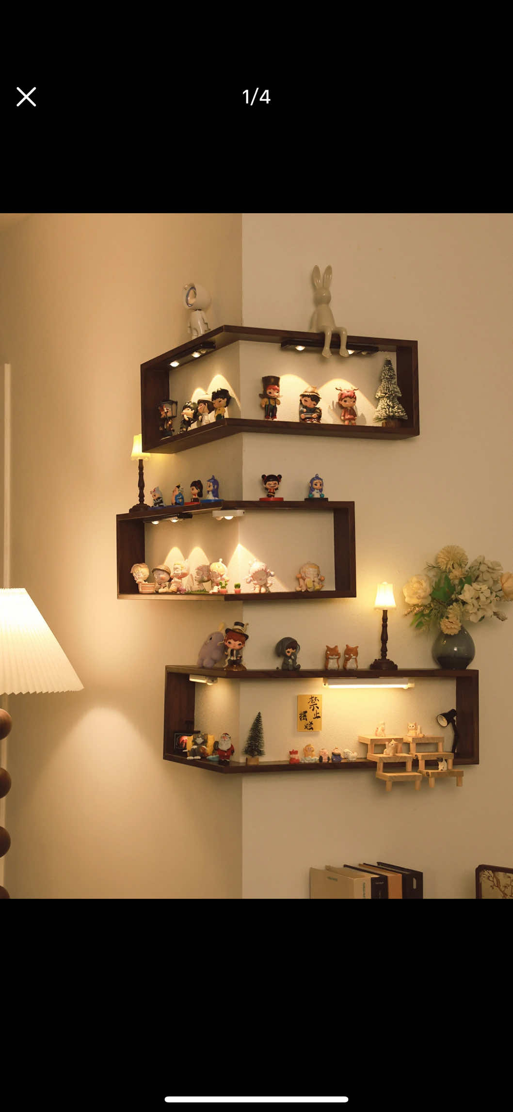 ✨ KỆ TRANG TRÍ CAO CẤP CHẤT LIỆU PS  	•	Chất liệu: PS cao cấp (polystyrene) – bề mặt bóng mịn, vân giả gỗ sang trọng. 	•	Đặc điểm: Nhẹ, bền màu, không cong vênh, dễ vệ sinh. 	•	Ưu điểm: Giữ form chắc chắn như gỗ thật nhưng nhẹ hơn nhiều, phù hợp decor phòng khách, phòng ngủ, studio hoặc góc trưng bày sản phẩm. 	•	Phong cách: Hiện đại – tinh tế – dễ phối với nhiều không gian. #homedecor #kệ #decorphong #luxoradecor #fyp 