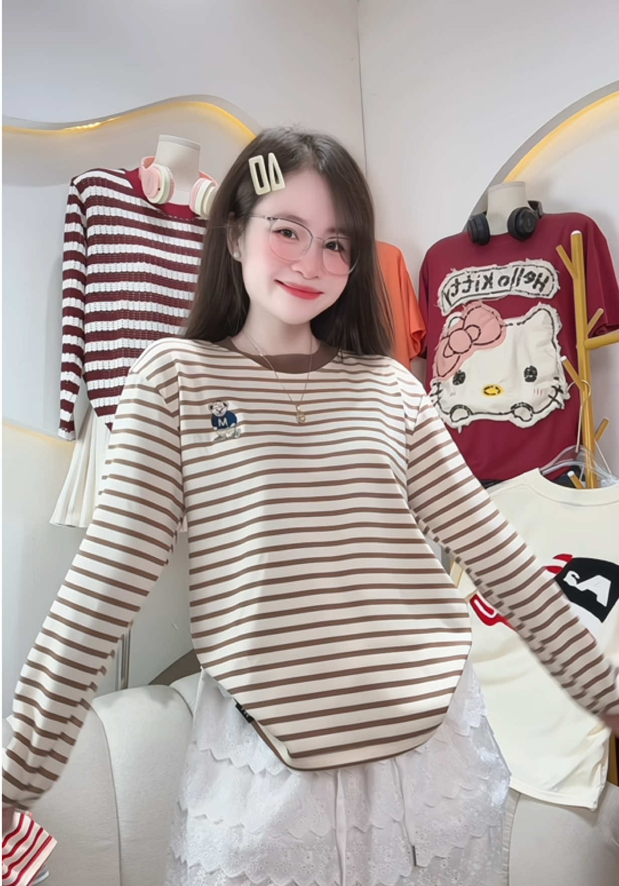 Áo thun dài tay thêu gấu kẻ tone nâu xinh lâm ạ #huongtramshop123 #aothundaitay #aothunnuthudong #cotton4chieu #xuhuongtiktok @Hương Trầm 123 (ko live ) @Hương Trầm Shop 123 (Live Phụ) 