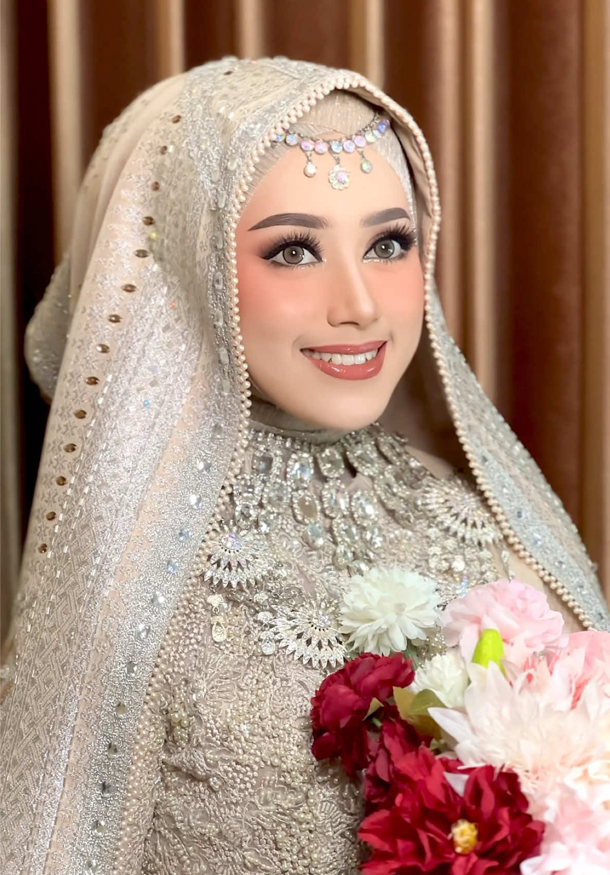 Akad @ashya_ts  Mua @fhatio_zaky  Fg @polarpadang  Henna @melshennart  Wo @mitrapengantenminang  Mc @gieaulia_mc  Eyelash @bulumatadhimi  Sanggar @paikek_sarumpun_koto  Produk @dungdung_makeupstore