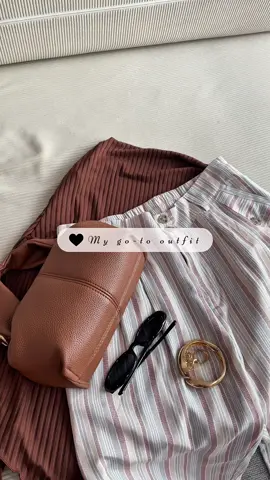 ✨ My go to outfit 🙈 Sekarang tengah trend tauu seluar stripes ni, match pulak dengan top plain, sumpah cantik dooh dooh 