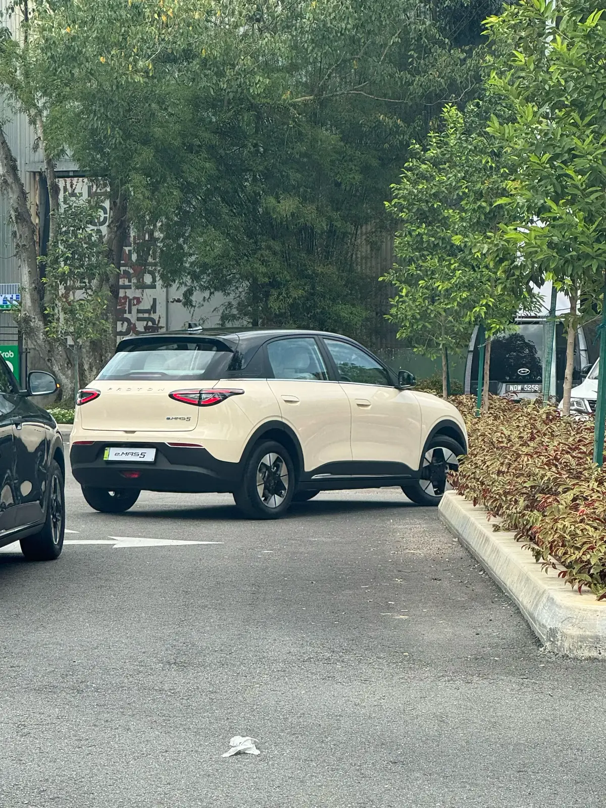 Rupa dari belakang Proton e.Mas 5! Hari ini merupakan pelancaran rasmi kereta elektrik mampu milik dari Proton ni.  Stay tuned gais kalau nak tahu harga sebenar dan rupa dari dekat e.Mas 5 ni. #ohmedia #ma 