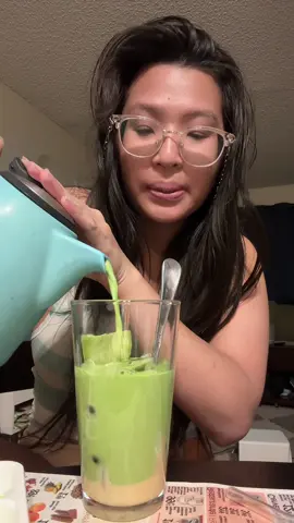 holy this is crazy fragrant the tea is actually so nice and strong. i steeped it with more leaves i think it was instead of 2/3 full it was 4/5 #coldbrewtea #thaigreentea #thaitea #greentea