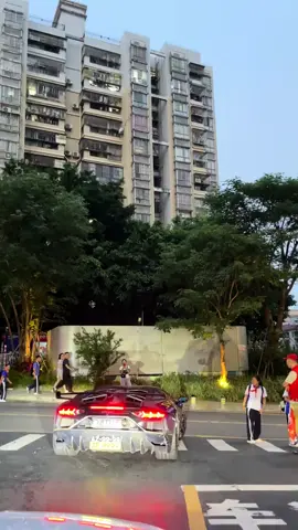 Bạn có hiểu ý nghĩa của thành tựu tuổi trẻ lúc này không? #Lamborghini 