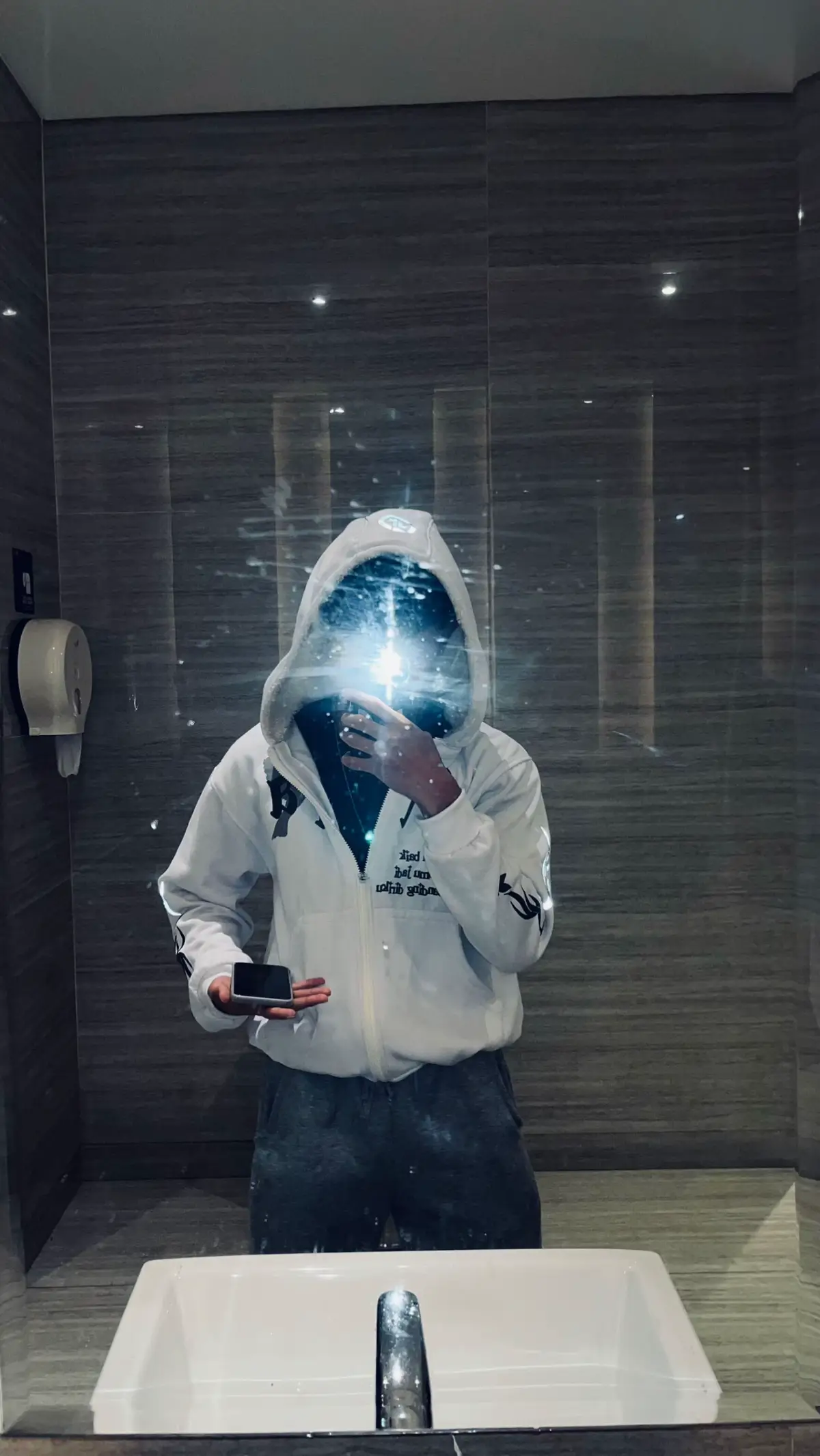 udah rekomen bgt buat kalian, cek di showcase profil ya #outfit #sweatpants #hoodie #invarell 