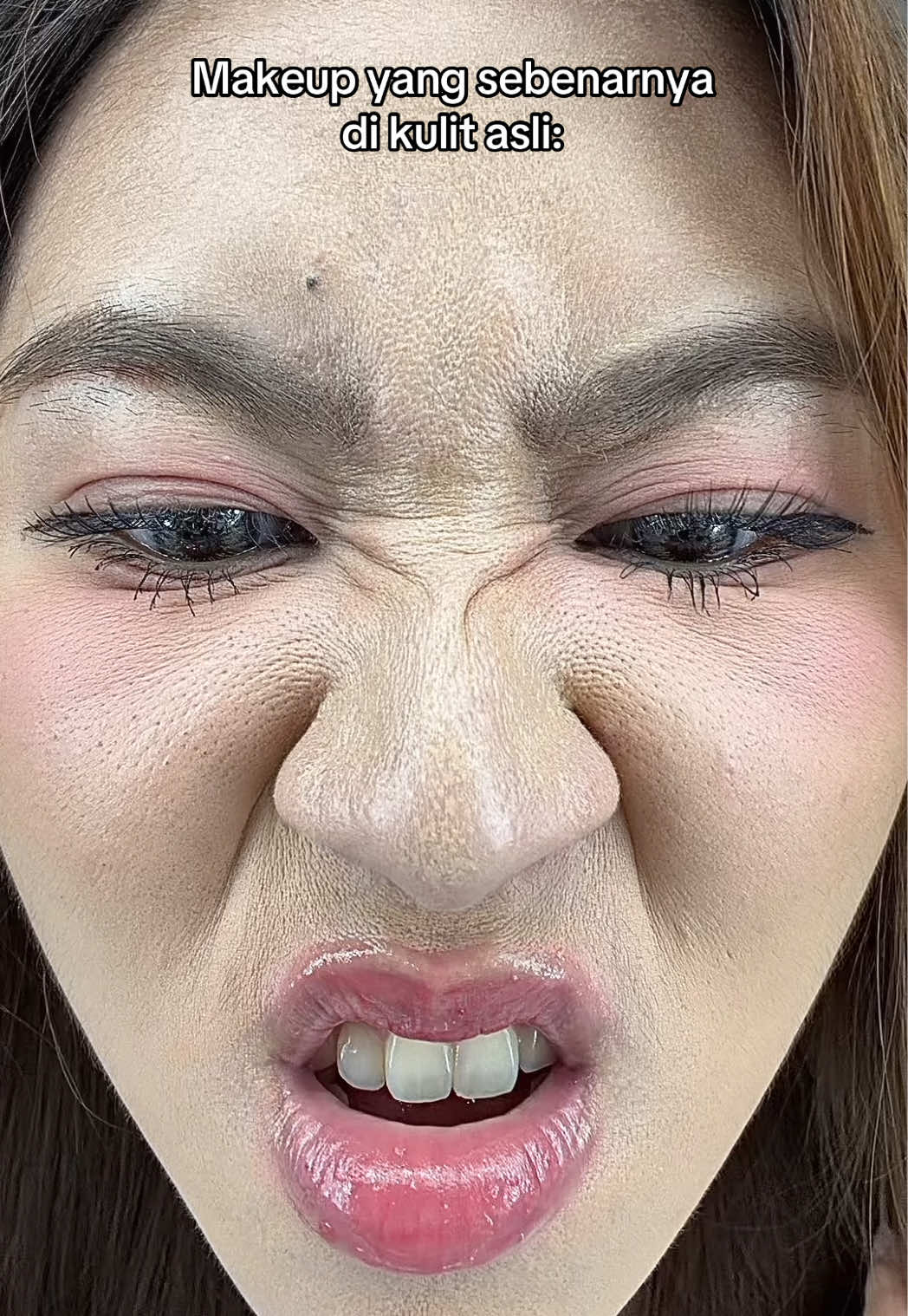 Gak keliatan kan kalau dari jauh?🙈 Ini hal yang normal kok. Jadi jangan sedih kalau hasil makeup kalian gini apalagi kalau udah makeupan 12 jam lebih. Ini sangat amatlah wajar. Terutama buat kulit yang berminyak👍  