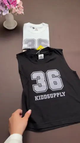 Buat si kecil yang aktif tapi tetep pengen tampil keren 💪🖤 Gaya santai tapi tetep kece! Tersedia juga warna lain, tinggal pilih yang paling cocok 😍 #bajuanaktanpalengan #bajutanpalengan #bajusleeveless #bajuanaklakilaki 