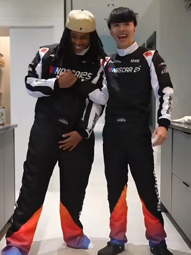 Ray e Agent achavam que ser um time de Nascar seria fácil 🚘 #rayasianboy #agent00 #nascar #nascar25 #legendado #ray #agent #amp #race #corrida #nascarracing 