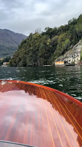 🍂🇮🇹 Private Cruise link in bio  La Dolce Vita Cruise” BESTSELLER PRIVATE TOUR duration 3hrs  from Varenna and Bellagio STOP 30 min in villa Our Classic Cruise begins in the mid-lake area and it includes major attractions like spectacular waterfall in Nesso. You  stop 30 min in Villa Balbianello Ticket not includeed. You will be able to view: Villa Cipressi  Villa Monastero  Villa Melzi (beautiful gardens) Villa del Balbianello (Closed Monday and wednesday STOP ON THE GARDEN 30 MIN ticket extra Star Wars and James Bond movies) Villa La Cassinella  (Richard Branson) Cascate di Nesso (waterfall) Tremezzo Villa Carlotta (botanical garden and art gallery)  tour given by our experienced and english speaking captain. Includes: Private cruise ,pick up and drop off , tour given by our experienced english speaking captain. What’s not included : Lunch is a la carte , ticket villa del Balbianello (14 euro each) and gratuity. • For this tour you must book 3 hours  #lakecomoboat #viral