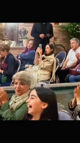 حماسها دفعها للرقص من الفرحه ♥️♥️