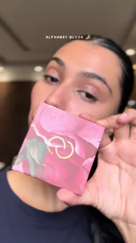 Is the Alphabet Blush trend taking over your feed yet? It's officially the easiest way to sculpt and lift! 💖 We're totally obsessed with the way @nnashmiakhan absolutely nailed the defined 'V' technique using the stunning Conatural Cosmetics Pink Out Loud. This shade is pure blush perfection!♥️✨