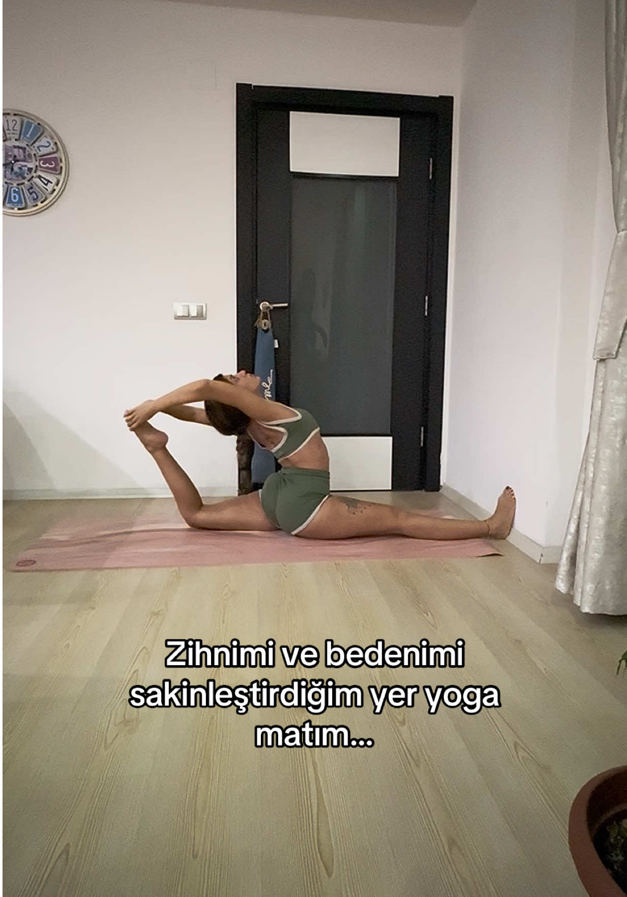 Zihnimi susturabildiğim tek yer canım yogam… #yoga #spagat #hanuman 
