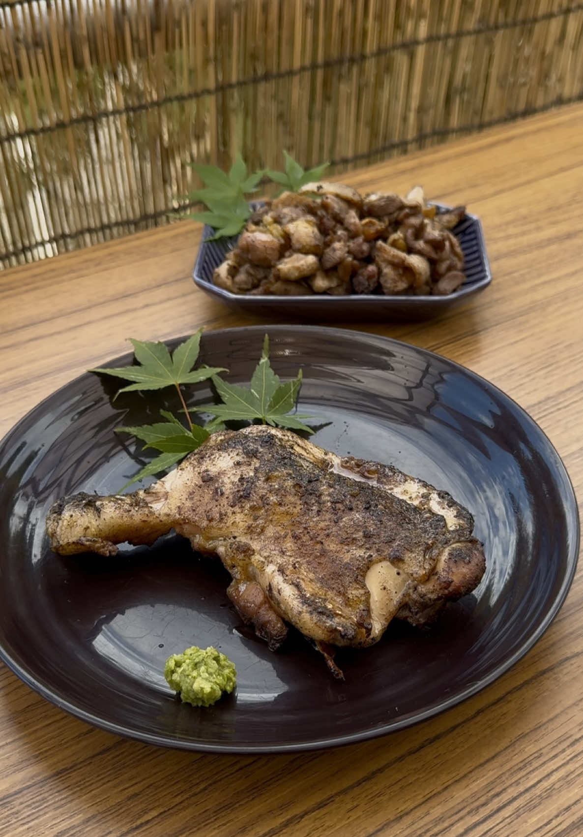 福岡　福智山ろく花公園から車で1分 紅葉の時期ドライブで寄りたい新店舗 炭火焼き鶏ひろ8月オープン🚩 @鶏ひろ   福智町産クヌギの木の黒炭を使った炭火焼き 炭火ならではの香ばしい焦げ目 鶏ももは皮はカリッと身は肉汁溢れる ヤマメやウナギも皮目はカリッと身はふわふわ 白糸ノ滝から車で3分自然に囲まれたお店 風が吹き抜けるテラス席も良いね♪ テイクアウトもできるよ。 またすぐにでも行きたいおすすめのお店！！ 次は娘たちも一緒に🌸 ◎鶏もも　800円 ◎炭火地鶏　600円 ◎アユorヤマメ串  650円 ◎ウナギ串　800円 ◎ヤマメ刺身  750円 ◎鰻丼 特上   3,800円 普通　2,800円 ミニ   1,500円 ◎そうめん 500円 ◎手作りピザ  800円 ◎冷奴  300円 ◎焼き茄子　300円 ◎おにぎり2ヶ　300円 ◎パニラブロート　550円 コーラ・いちご・メロン・ハワイアン・コーヒー ◎かき氷　400円 いちご・メロン・ハワイアン 鶏ひろさんの美味しさへのこだわり… 厳選した鶏もも肉を仕込みから 味付けまで全て手作業で調理 福智町産クヌギの木を使った黒炭を使用。 炭の遠赤外線でじっくり焼き上げ 黒炭ならではの香ばしさと火力で 表面はカリッと中はジューシーに。 地元福智町上野の天然水を使用。 まろやかな水が素材の味をやさしく引き立てます。 50年以上続く手法で作るゆず胡椒。 青唐辛子の辛味とゆず胡椒の風味が味に深み を加えクセになるアクセントに! 詳しい情報は確認してね｡ @torihiro168  営業日　土曜日、日曜日、祝日 住所　福岡県直方市永満寺1019 営業時間　10:00〜17:00 電話　050-8881-3202 駐車場🅿️あり テイクアウト🆗 #福岡グルメ #直方グルメ #筑豊グルメ　　 #福岡おでかけ #福岡観光