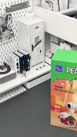 “Last Christmas, I gave you my heart…” 🎶 But this year, Snoopy’s stealing the spotlight (and maybe your heart, too)! 💖Bring home the Snoopy Christmas Tree Set — where festive fun meets pure Peanuts charm. ✨ A crystal globe spins atop the tree,🚂 a tiny train circles merrily below, and Snoopy’s iconic doghouse completes the scene. It’s cozy, whimsical, and bursting with Christmas spirit — the perfect way to make your holidays playfully bright! 🎄💫  #pantasybricks #bricks #snoopy #peanuts #christmas #christmasvibes #toys #afol #moc