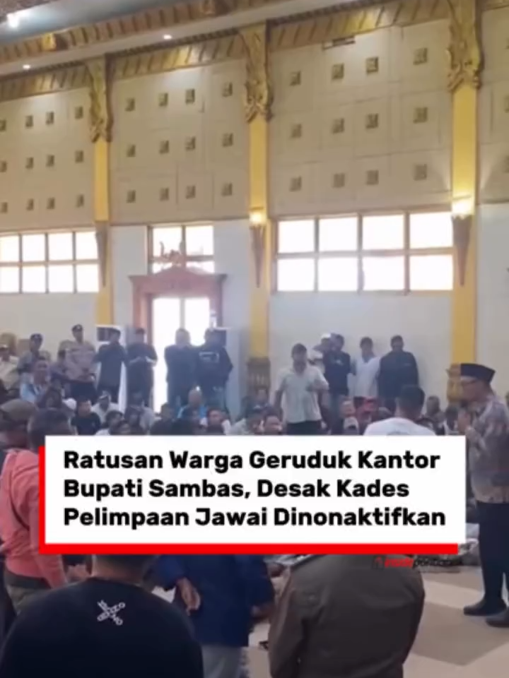 Ratusan warga Desa Pelimpaan, Kecamatan Jawai, mendatangi Kantor Bupati Sambas, Kamis (30/10/2025). Mereka menuntut Pemerintah Kabupaten Sambas segera menonaktifkan kepala desa mereka. Aksi itu sempat menyita perhatian, hingga masyarakat dikumpulkan di aula Utama Kantor Bupati Sambas untuk berdialog dengan pemerintah daerah. Dalam forum itu, Sahuri, salah satu perwakilan warga, dengan nada emosional menyampaikan keluh kesahnya. Ia menegaskan masyarakat sudah tidak sanggup menunggu lebih lama. Mereka menilai kepala desa telah gagal menjalankan tugasnya dan bahkan diduga terlibat dalam praktik penyalahgunaan anggaran desa. Ia menambahkan bahwa, warga kesulitan mengurus berbagai dokumen penting seperti surat tanah dan surat nikah karena pelayanan yang lamban dan tidak transparan, juga tidak ada pembangunan infrastruktur di desa. Gimana menurut sobat Inside? Baca selengkapnya di insidepontianak.com #sambas #desapimpaanjawai #jawaisambas #insidepontianak