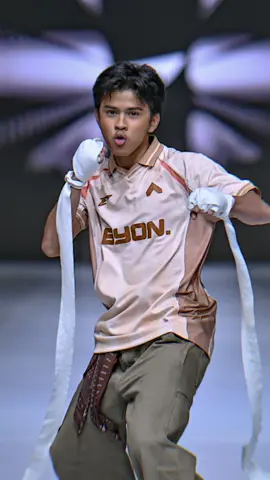 this duo ATEEE the catwalk 😮‍💨🤙🏻🔥  #jadenbahtera #puterirania #puterirania #jakartafashionweek #jfw #jfw2025 #jakartafashionweek2025 #puteriraniajakartafashionweek #raniajakartafashionweek #jadenbahterajakartafashionweek #jadenjakartafashionweek #jadenrania #raniajaden #jadenraniajakartafashionweek #jadenzxz 