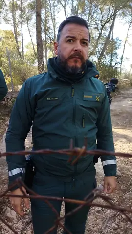 Escandalosa impunidad en la Guardia Civil. Un cabo en Palma de Mallorca manda callar a una mujer que le denuncia a su agresor, a él lo deja escapar sin identificarlo y, al día siguiente, la denuncia a ella por “no identificarse”. El mundo al revés! La víctima aporta pruebas de video que desmontan la denuncia falsa del cabo primero de la unidad Palma pont d'inca, baleares, pero sigue impune, protegido, alegando a sus superiores que no quiso identificar al 