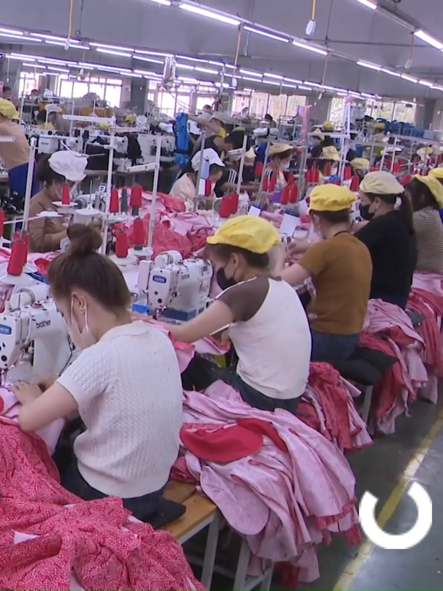 Hiện nay, vẫn còn rất nhiều phụ nữ – đặc biệt là lao động nữ trong các khu công nghiệp – còn e dè, chưa thật sự quan tâm đến việc tầm soát HPV. Sự chần chừ ấy không chỉ đến từ chi phí, mà phần lớn xuất phát từ việc thiếu thông tin và tâm lý ngại ngùng khi đề cập đến sức khỏe sinh sản. Đây là khoảng trống cần được lấp đầy bằng sự thấu hiểu, truyền thông đúng cách và những giải pháp tiếp cận phù hợp. Việc yêu thương và trân trọng chính mình không chỉ là một lựa chọn, mà là một hành động thiết thực, bắt đầu từ việc chủ động dự phòng HPV. Hãy chủ động tham vấn chuyên gia y tế để thực hiện các biện pháp dự phòng và tầm soát ung thư cổ tử cung định kỳ – góp phần bảo vệ sức khỏe và tương lai của chính bạn. Nội dung này được phối hợp biên soạn bởi VTV, Trung tâm Truyền thông - Giáo dục Sức khỏe Trung ương, Bộ Y tế và MSD, kiểm nhận bởi Trung tâm Truyền thông - Giáo dục Sức khỏe Trung ương, Bộ Y tế và được lưu hành cho mục tiêu giáo dục. Hãy tham vấn chuyên gia y tế. #HPVVietnam    #ViMotVietNamKhongGanhNangBoiHPV    #PhongVeHPV    #VTV