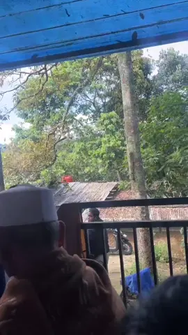 sperti mimpi😭 dunia terasa runtuh hampa&gelap😭 smua terjadi bgtu saja katanya dunia tidak akan baik2 saja ktika ibu mninggalkan kita slamanya dan skrg aku mrasakan hal itu😭ya allah maaa perih rasanya sakit sesak  disaat anakmu ini blm bisa memberi apapun knp harus pergi secepat ini?knp? mungkin Allah lebih sayang mama baik2 maa ya Allah jaga mama dan BPK aku ya Allah titip mreka aku syang mama iloveyou maa😭😭😭 #fyppppppppppppppppppppppp  #fyp  #semuaorang  #viraltiktok  #ibuhebat 