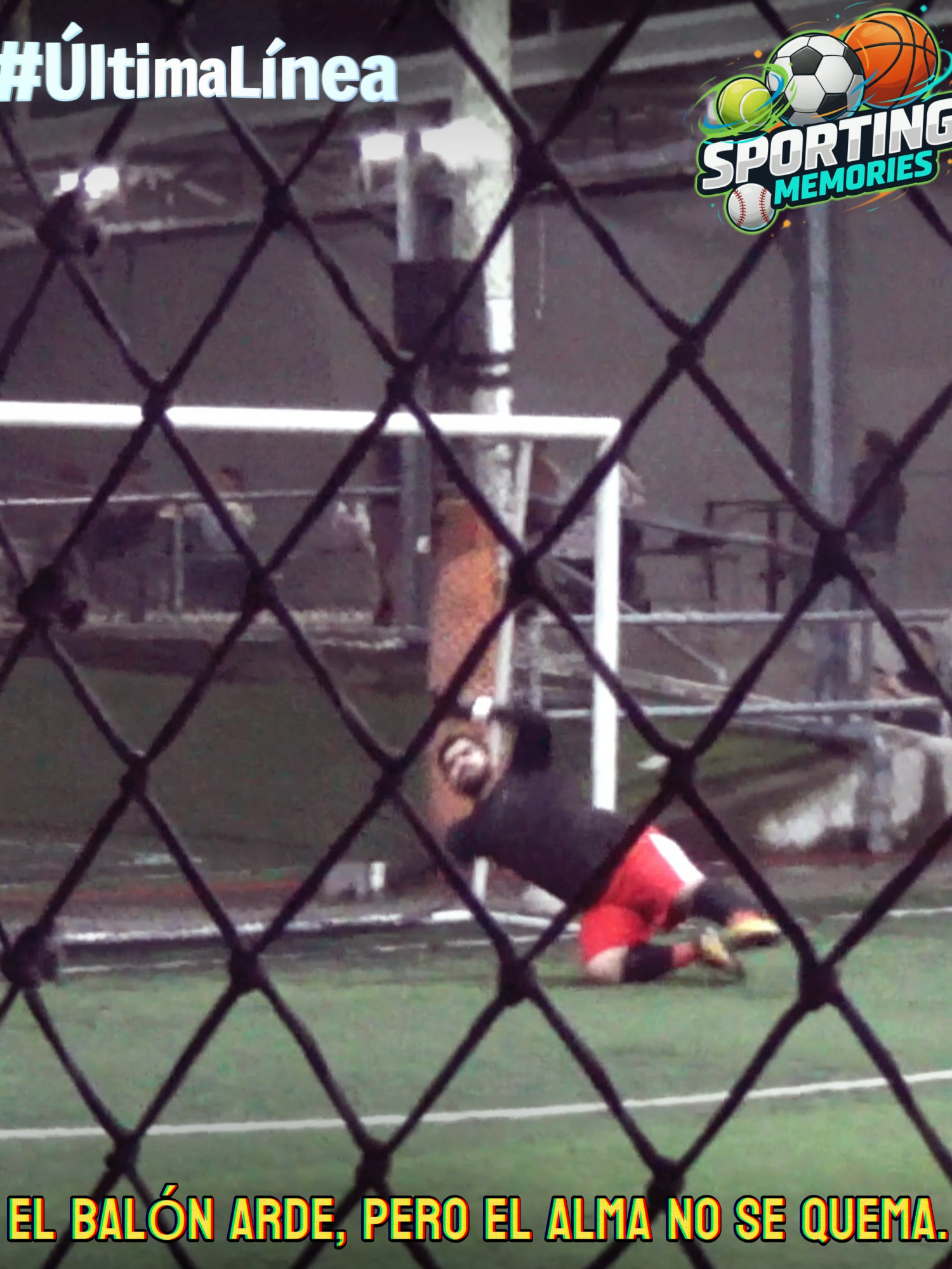 🔥 El balón arde, pero el alma no se quema. Entre el ruido y la presión, se mantiene firme la última línea. Donde otros ven peligro, nosotros vemos fe. Porque el arco no se defiende… se siente. 🧤🔥 #ÚltimaLínea #SportingMemories #PorteroEnModoFuego #FlowDePortero #DefiendeLoQueAmas #MomentosQueBrillan #FútbolUrbano #EstiloSM