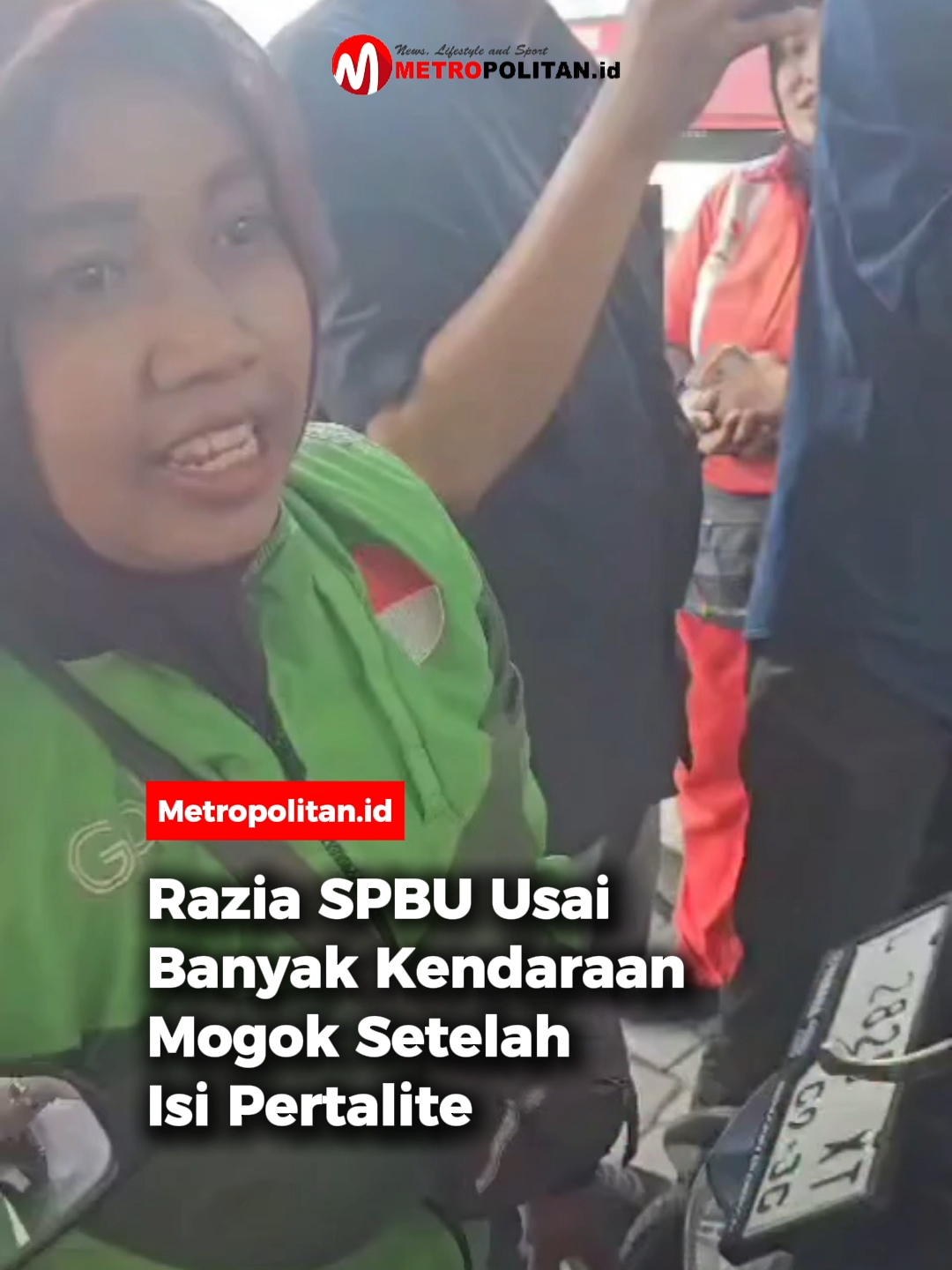 Sejumlah SPBU di Surabaya dirazia setelah banyak pengendara melaporkan kendaraan mereka mogok usai mengisi Pertalite. Respons cepat ini dilakukan sebagai bentuk tindak lanjut atas keluhan masyarakat yang merasa dirugikan akibat dugaan kualitas BBM yang tidak sesuai standar. Salah satu lokasi yang menjadi sorotan adalah SPBU Rajawali Surabaya. Dalam tinjauan tersebut, Wali Kota Surabaya bersama tim terkait ikut turun langsung untuk memastikan pengecekan kualitas bahan bakar dan proses distribusi di lapangan. Sementara itu, dari pihak Pertamina, mereka menyampaikan bahwa penyaluran BBM telah mengikuti standar operasional.  Namun demikian, mereka tetap membuka posko pengaduan dan memastikan siap mengganti rugi apabila terbukti ada kerusakan kendaraan akibat BBM yang bermasalah. 🎥: andreli_48 #metropolitanid #bacametropolitan #raziaspbu #sidakspbu #pemkotsurabaya #spburajawali #banyakkendaraanmogok #Mogokusaiisipertalite