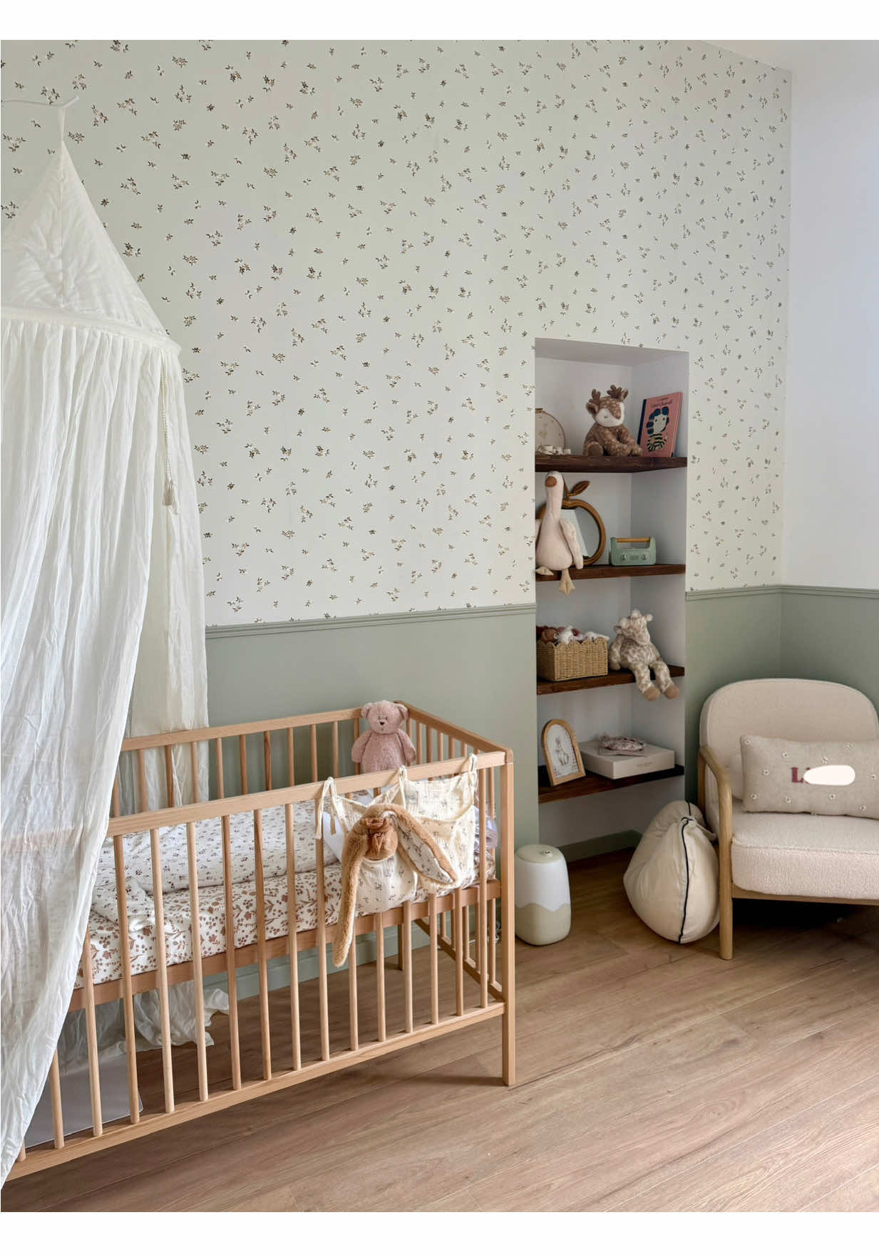 Partie 2 - premier et deuxième étage 🔨 Après le rez-de-chaussée, on monte à l’étage 🏡 10 mois après l’achat, je vous montre où on en est dans les chambres, la salle de bain, et le futur atelier ✨ #travaux #renovation #tren #projet #achatmaison 