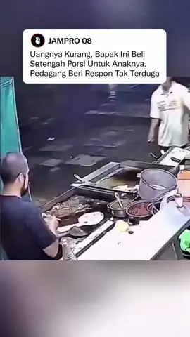 Seorang ayah menunjukkan kasih sayang tak terhingga saat uangnya ternyata tak cukup untuk membeli satu porsi makanan penuh untuk anaknya. Dengan hati-hati, ia meminta kepada penjual untuk dibuatkan setengah porsi saja, demi memastikan sang buah hati tetap bisa makan. Momen ini memperlihatkan perjuangan dan pengorbanan seorang ayah. ​Reaksi tak terduga datang dari sang penjual. Merasa tergerak oleh ketulusan dan situasi sulit yang dihadapi sang ayah, penjual berhati mulia ini memutuskan untuk memberikan satu porsi penuh secara gratis, bahkan dengan tambahan ekstra. Sebuah kebaikan kecil yang mengubah kesulitan menjadi kehangatan luar biasa bagi keluarga tersebut. ​Tindakan spontan penuh empati ini diakhiri dengan pelukan erat antara sang ayah dan penjual. Sebuah momen haru yang terekam kamera, menjadi pengingat kuat bahwa kebaikan dan kemanusiaan sejati masih hidup di sekitar kita. Indahnya berbagi dan saling membantu antar sesama.