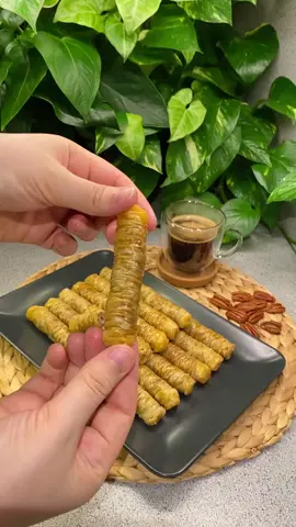 سلام و علیكم ـــ كوردی ـــ عربي  پاقلاوەی برمە ~ ~ یەک پاکەت نانی پاقلاوەی فستق یان گوێز لۆ ناوەکەی رونی تەنەکەی ئەصیل نانەکان دەکەمە سێ بەشی یەکسان و خاولیەک تەردەکەم بەسەر نانەکان دادەدەم لۆ ئەوەی وشک نەبن زیاتر لە ڤیدیۆی دیارە وە لە کاتی لولکردنی برمەکەی ھەموو جاریش تیرۆگەکەی چەور دەکەم ھەتا برمەکە بە ئاسانی لێبیتەوە و برمەکی جوان دەربچی ئەوجا سەر و بنی فرنەکەی پێکەوە پێئەکەم لۆ ماوەی ٣٥ دەقە لەسەر دەرەجەی ١٥٠ کە لە فرنیشم ھینا دەرێ یەکسەر شیلاوی بەسەر دا ئەکەم بە ھیوای سودد ☺☺ . . برمه طريقه:- واحد باكيت عجينة جلاش فستق او جوز للحشو دهن حر او زبدة عجينه اقطعها الي ثالاث اقسام وحط خاولي شوي مبلول فوق العجين لحد مينشف والباقي واضح بالفيديو وكل ما الف واحد برمه التيروك الي استعملها احط شوي دهن فوقها علمود البرمه تطلع بسهوله . وبعدين أشغل الفرن فوق وتحت على درجة حراره ١٥٠