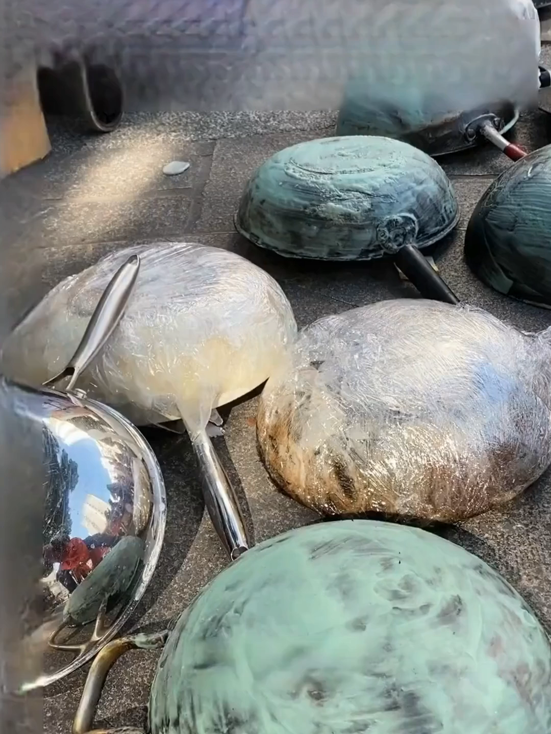 อย่าทิ้งหม้อดำใบใหญ่ไว้ที่บ้าน ลองใช้อุปกรณ์ขจัดคราบสาหร่ายใต้ก้นหม้อนี้ดูสิ รับรองว่าหม้อของคุณดูเหมือนใหม่เอี่ยม!