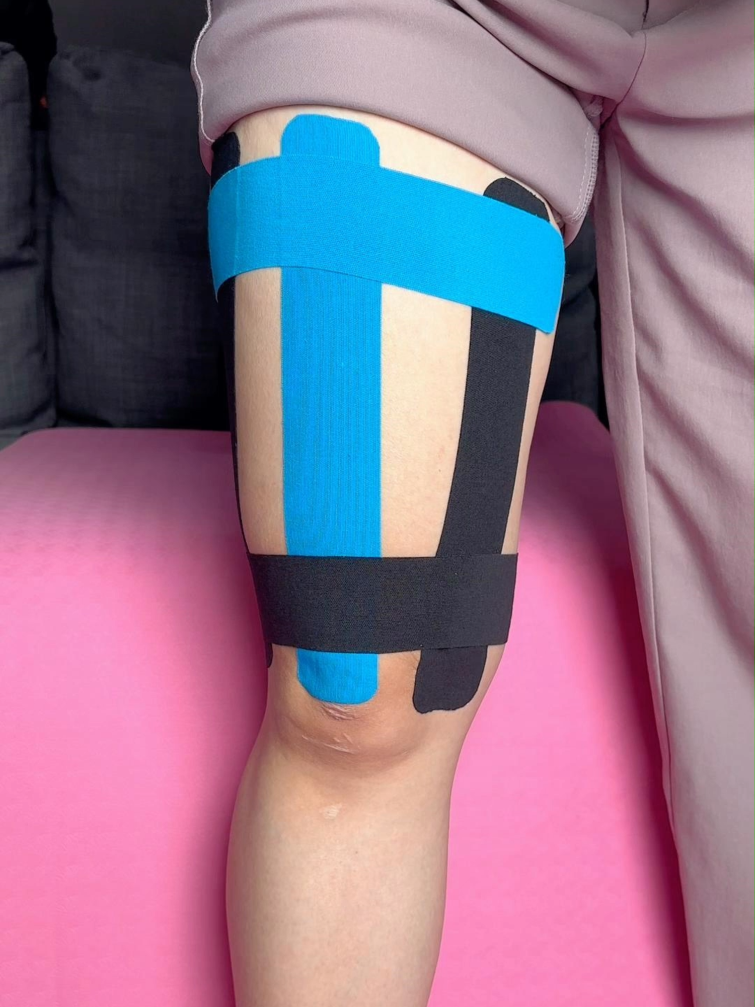 How to relieve a strain of the Rectus Quadriceps muscle using Kinesiology Tape？#quadstrain#taping #KinesiologyTape #recovery #tapingtutorial#Leg