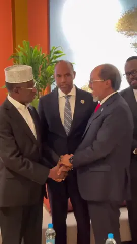 Madaxweymaha Jamhuuriyadda iyo Madaxdii hore ee dalka. 🇸🇴🤝🇩🇯